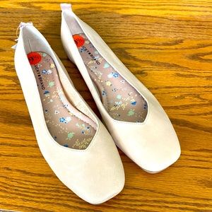 Taupe flats size 9 1/2